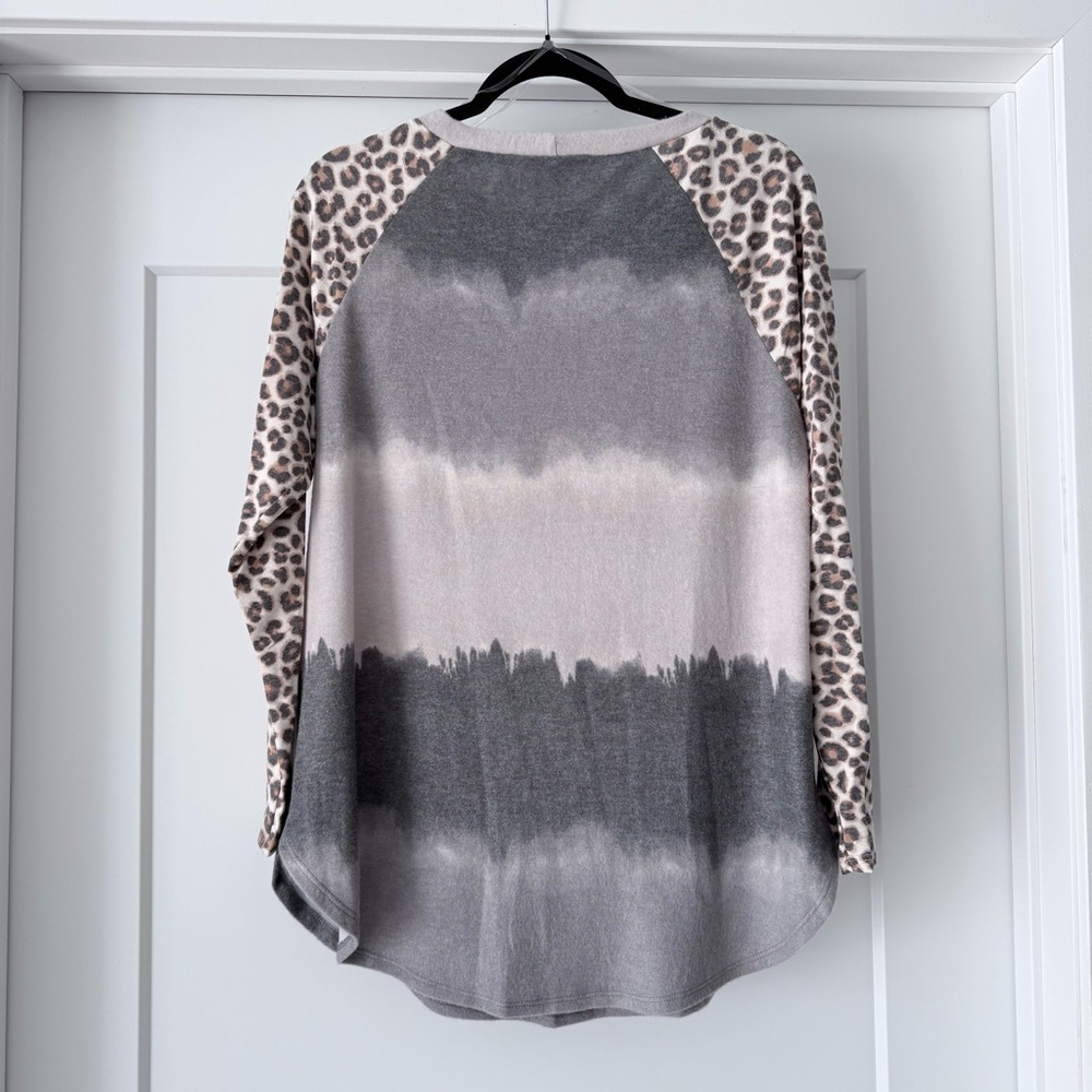 NWOT-Emerald Brand Leopard Sleeve Gray Ombre Raglan Top - Women Sz M - Picture 3 of 10